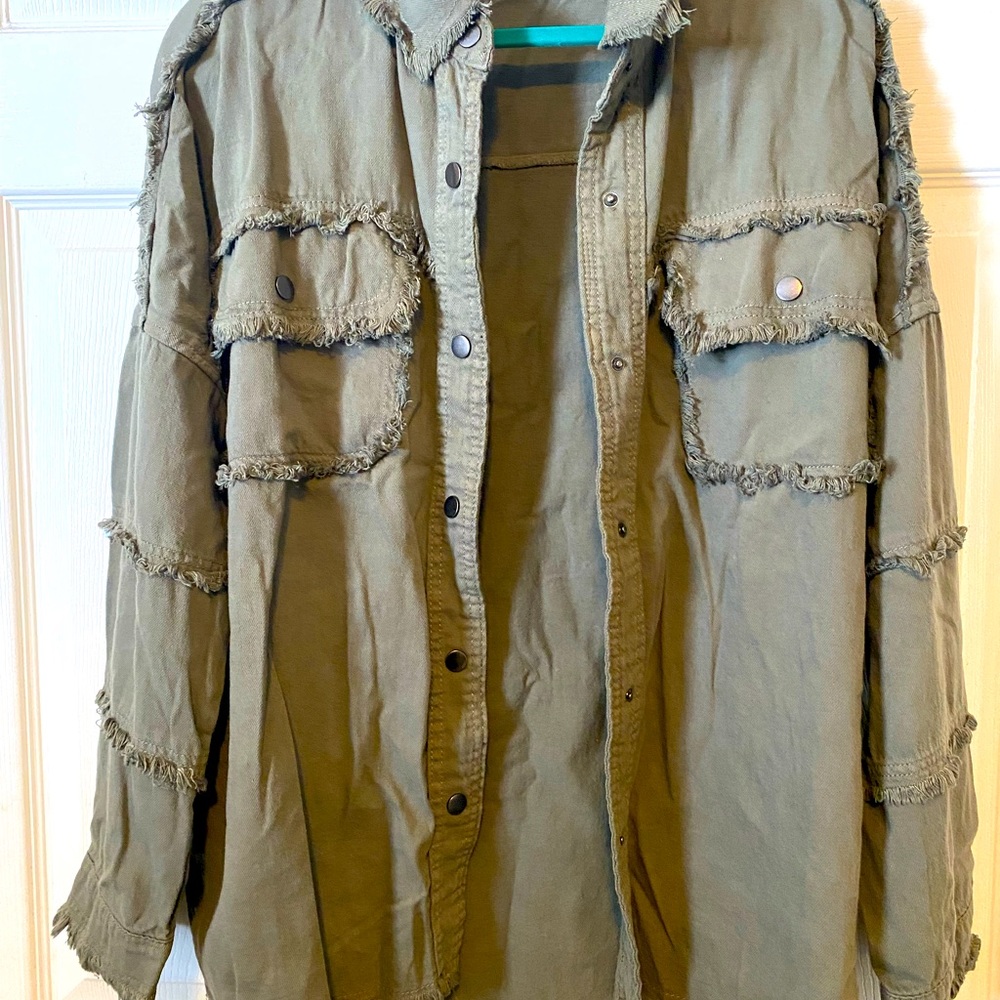 Elan “All you need is love” shacket. Khaki green. Size medium. Only worn once.
